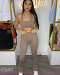Flared Pants y Top Camel